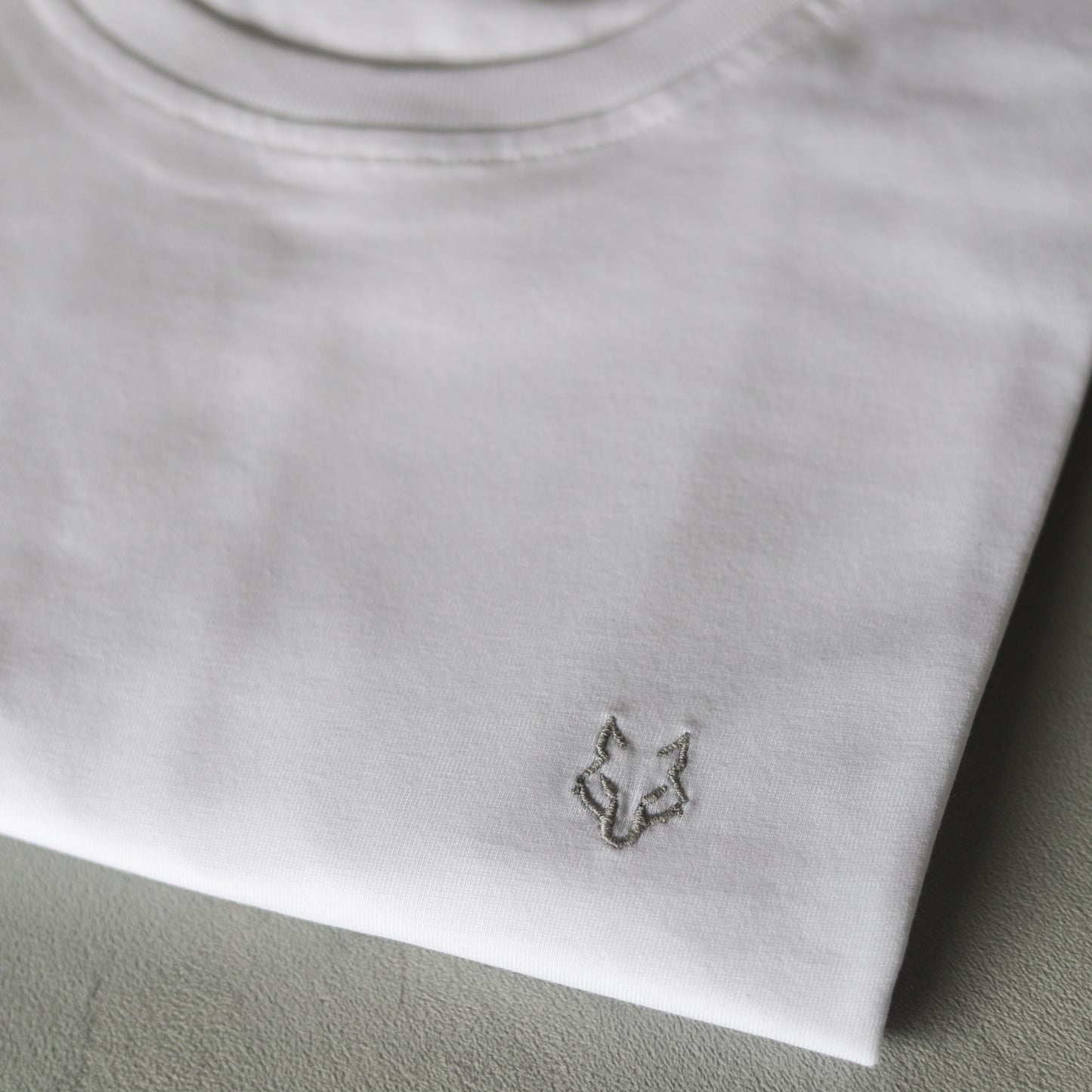 Camiseta Blanca Lobo Bordado