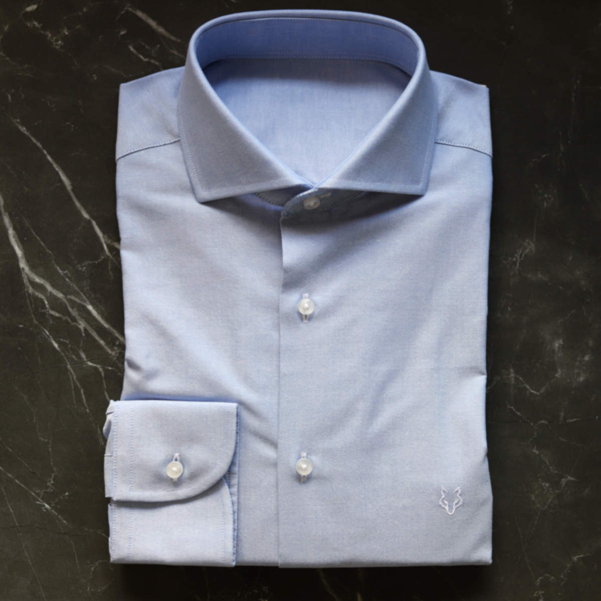 Camisa Celeste Lobo Bordado