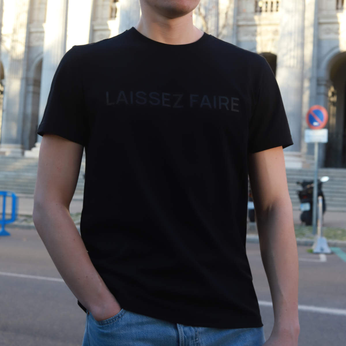 Camiseta Negra "LAISSEZ FAIRE"