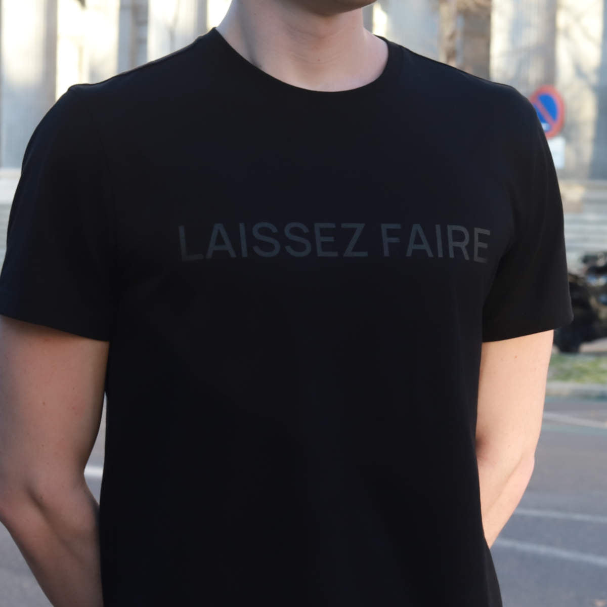 Camiseta Negra "LAISSEZ FAIRE"