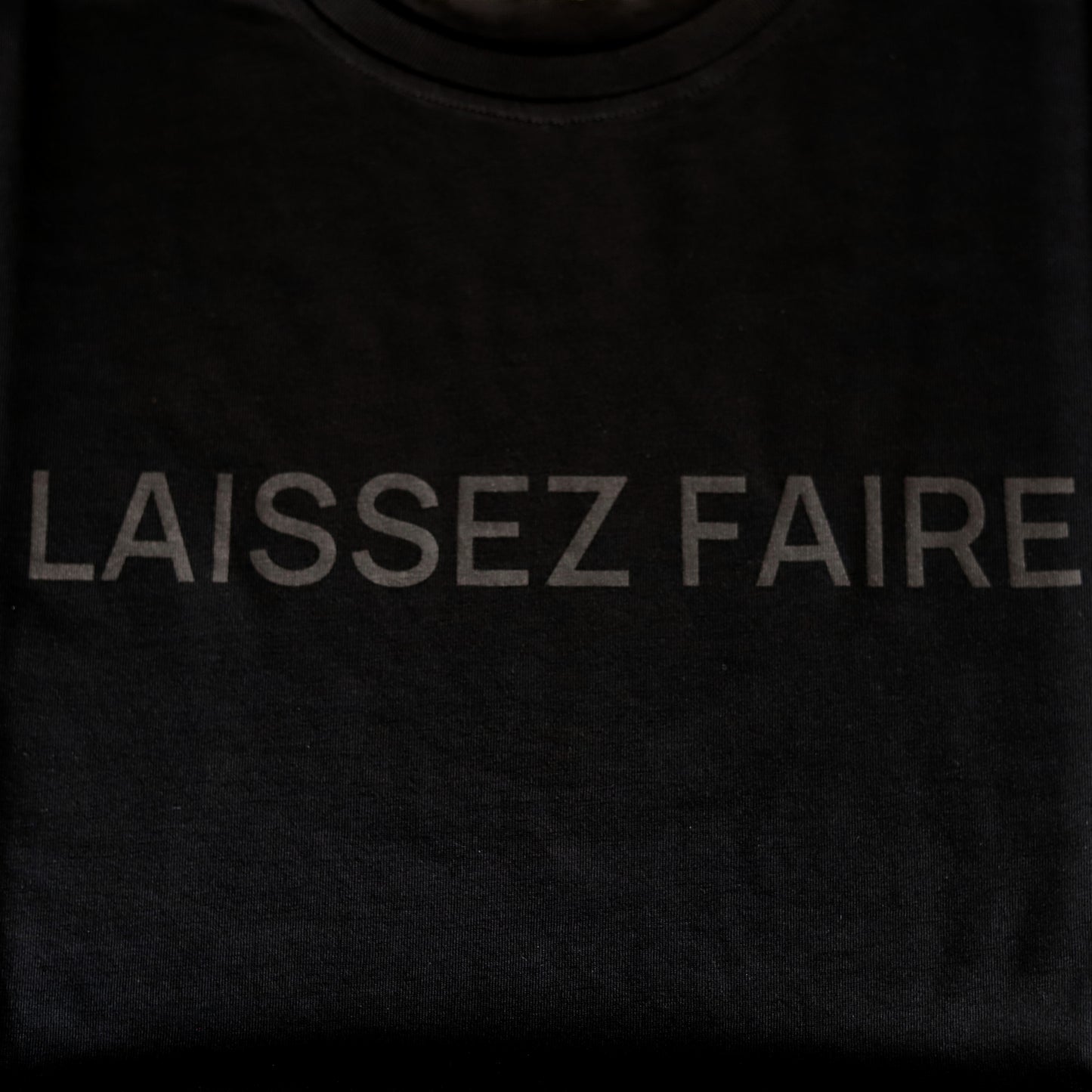 Camiseta Negra "LAISSEZ FAIRE"