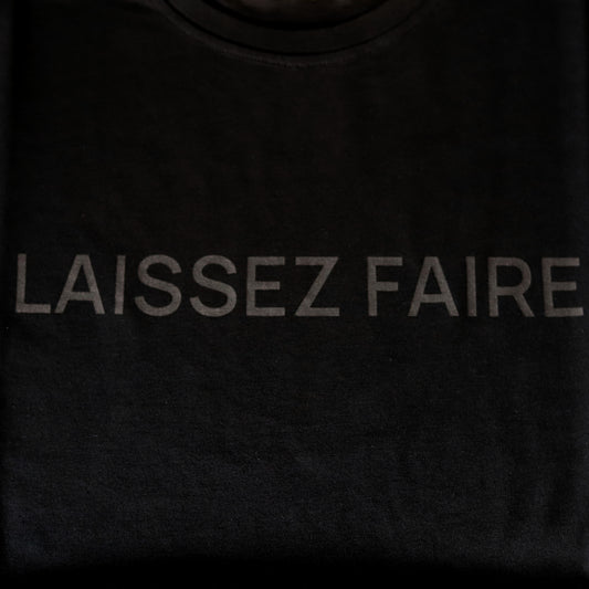 Camiseta Negra "LAISSEZ FAIRE"