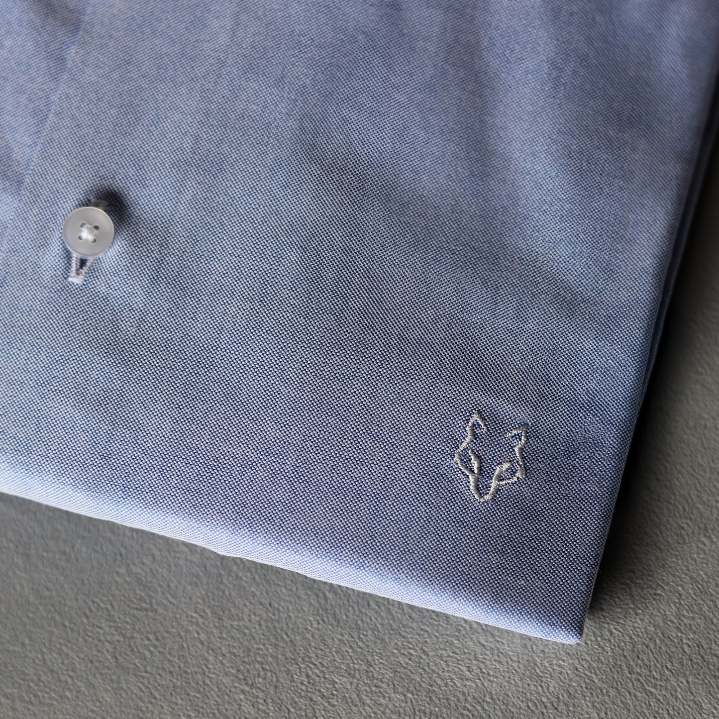 Camisa Celeste Lobo Bordado