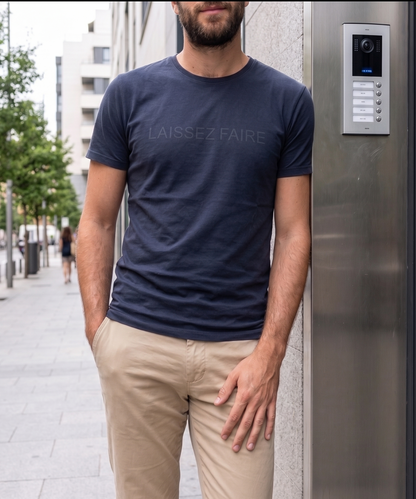 Camiseta Navy “LAISSEZ FAIRE”